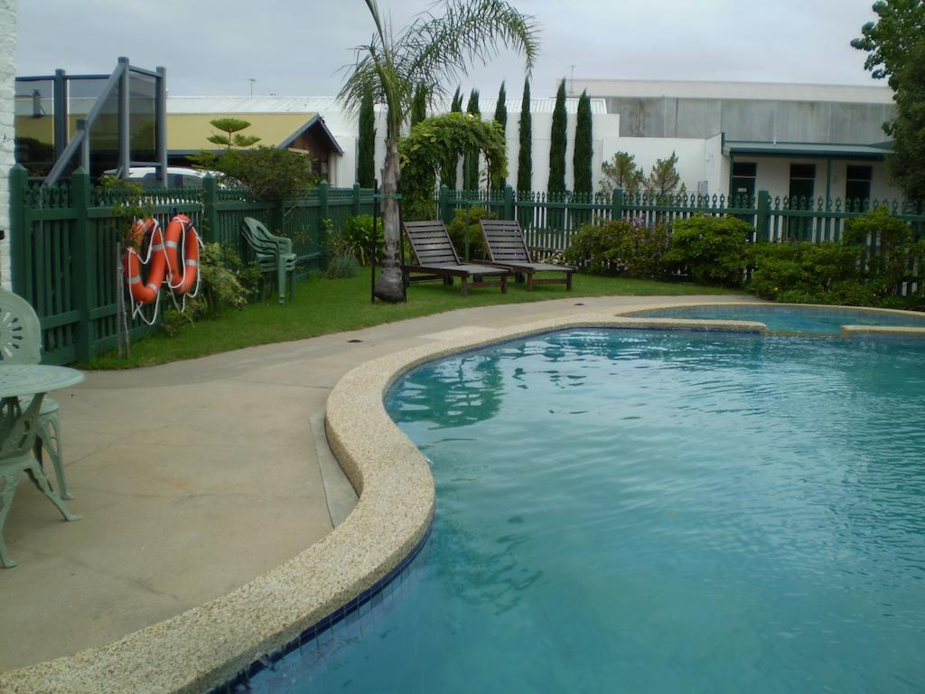 Banjo Paterson Motor Inn Lakes Entrance Exterior photo