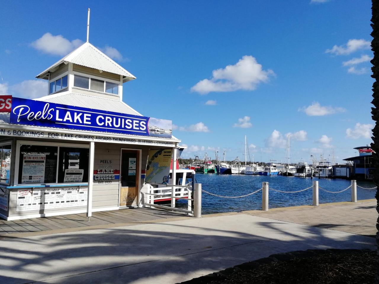 Banjo Paterson Motor Inn Lakes Entrance Exterior photo